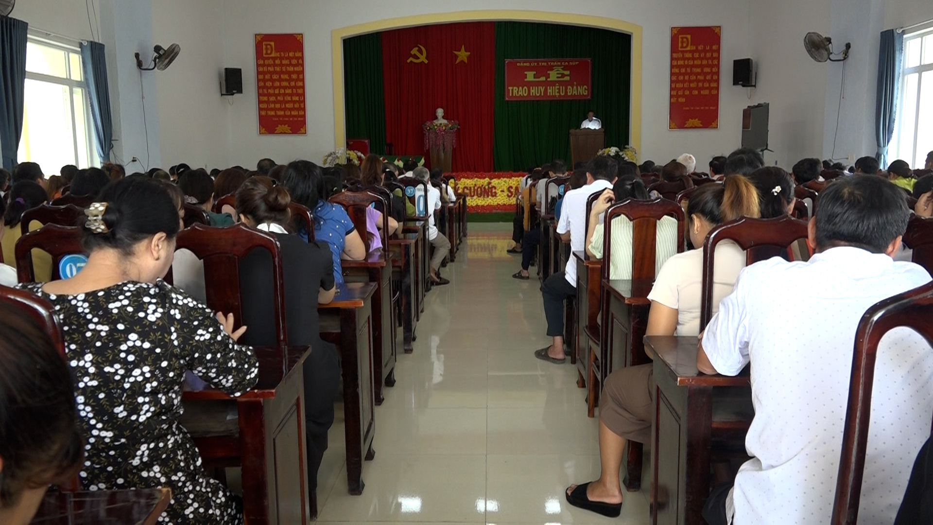 Thị trấn Ea Súp tổ chức lễ trao huy hiệu Đảng 